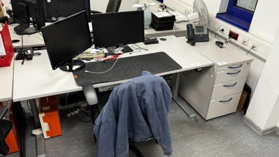 1 Schreibtisch, elektrisch höhenverstellbar mit Aktencontainer
